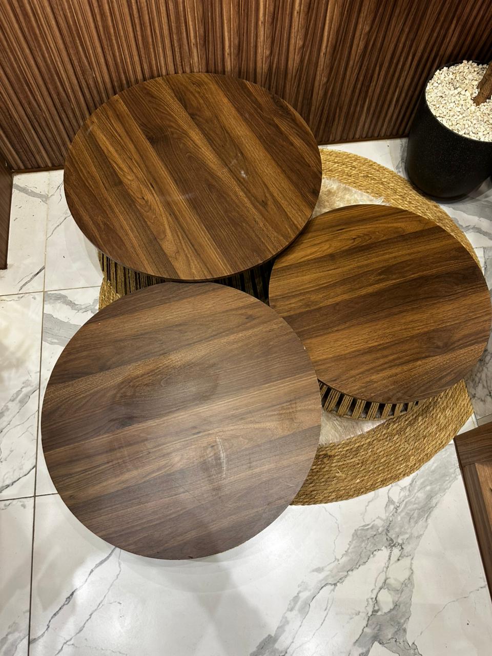 Trio de Tables Basses Artisanales – Bois Noyer & Corde Naturelle