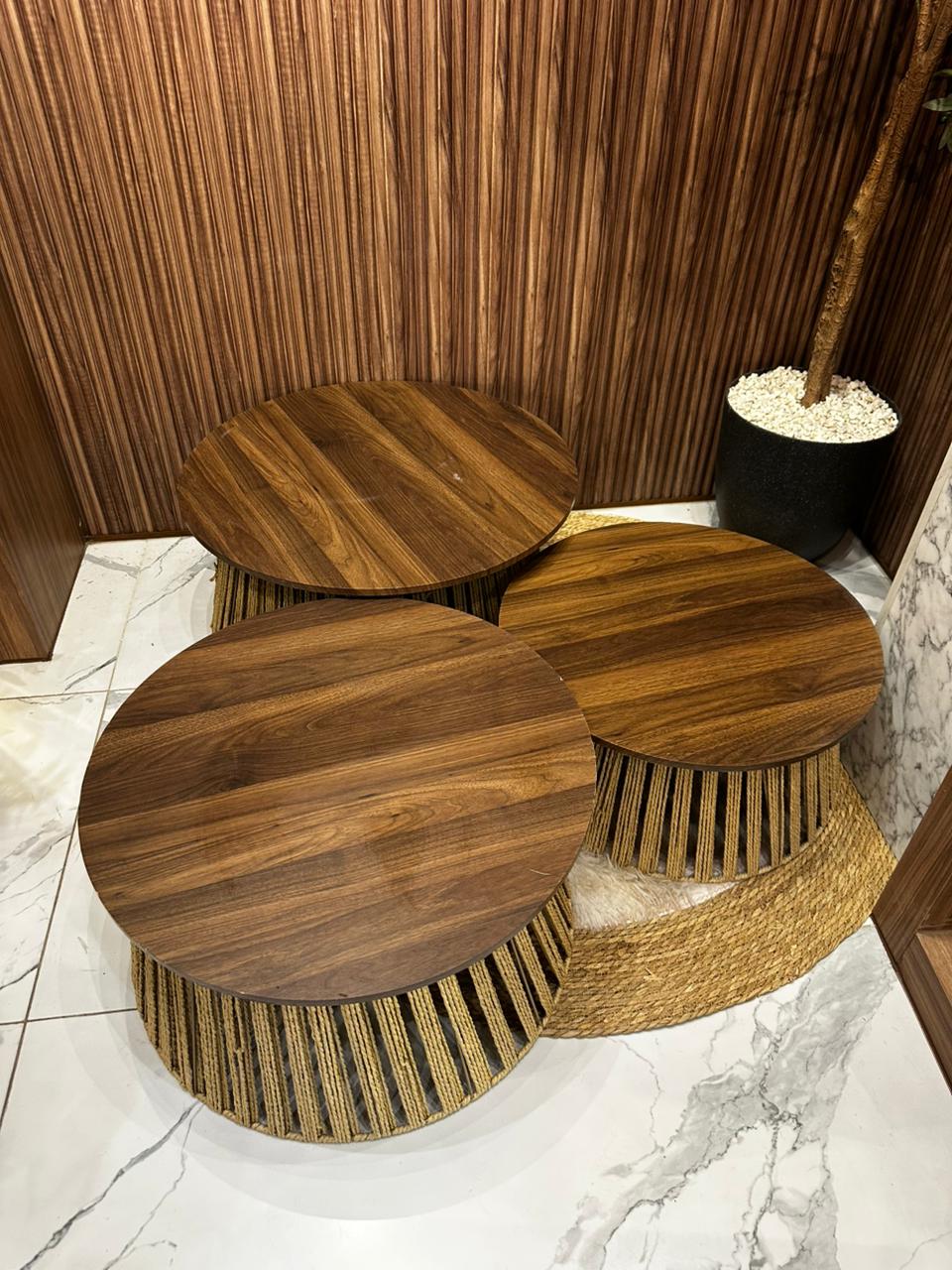 Trio de Tables Basses Artisanales – Bois Noyer & Corde Naturelle